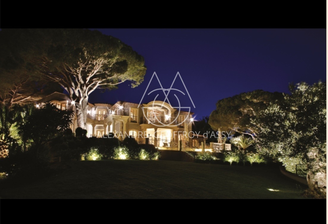 FABULEUX MANOIR FRONT DE MER A GRIMAUD