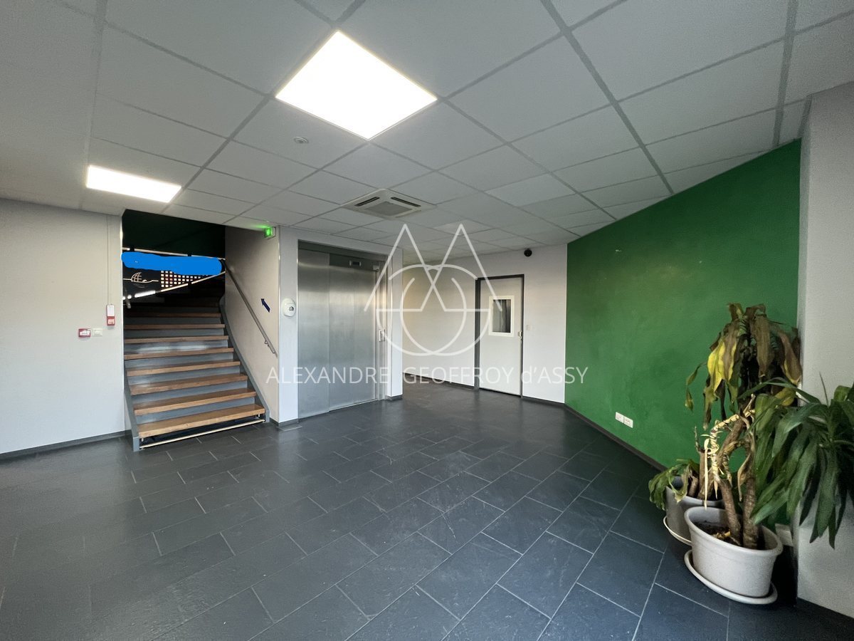 OPPORTUNITE Locaux bureaux et stockage TOURS, 3500 M², terrain 5000 M², Parking 100 places EMPLACEMENT N°1