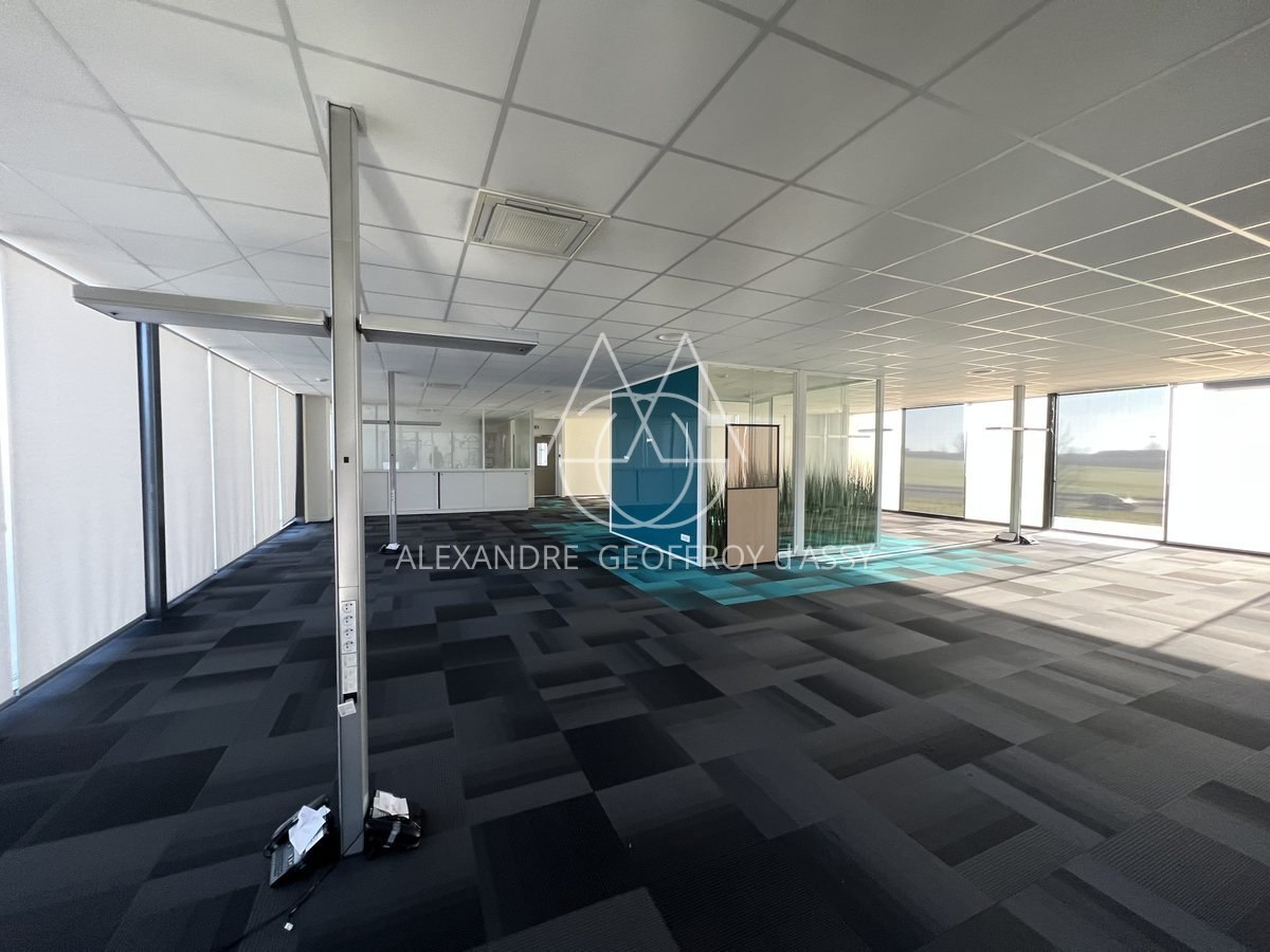 OPPORTUNITE Locaux bureaux et stockage TOURS, 3500 M², terrain 5000 M², Parking 100 places EMPLACEMENT N°1