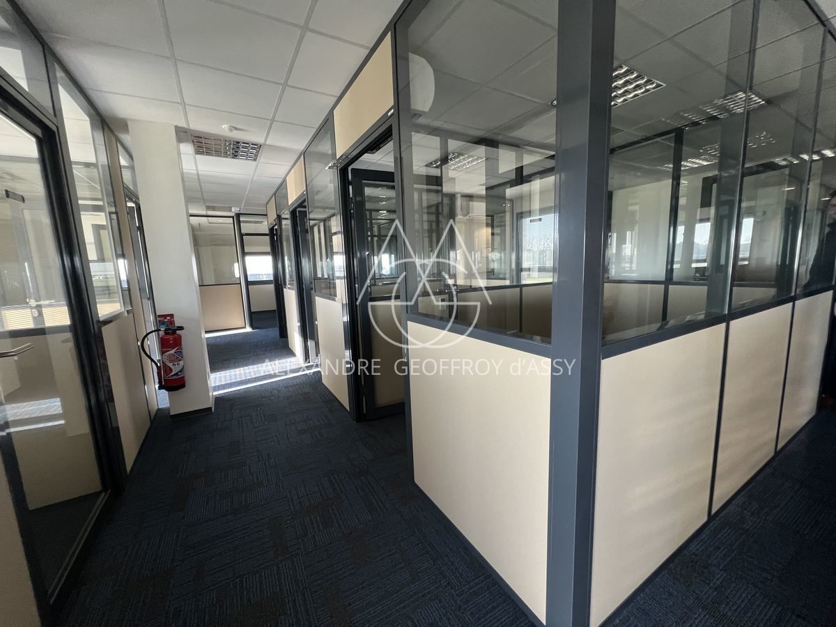 OPPORTUNITE Locaux bureaux et stockage TOURS, 3500 M², terrain 5000 M², Parking 100 places EMPLACEMENT N°1