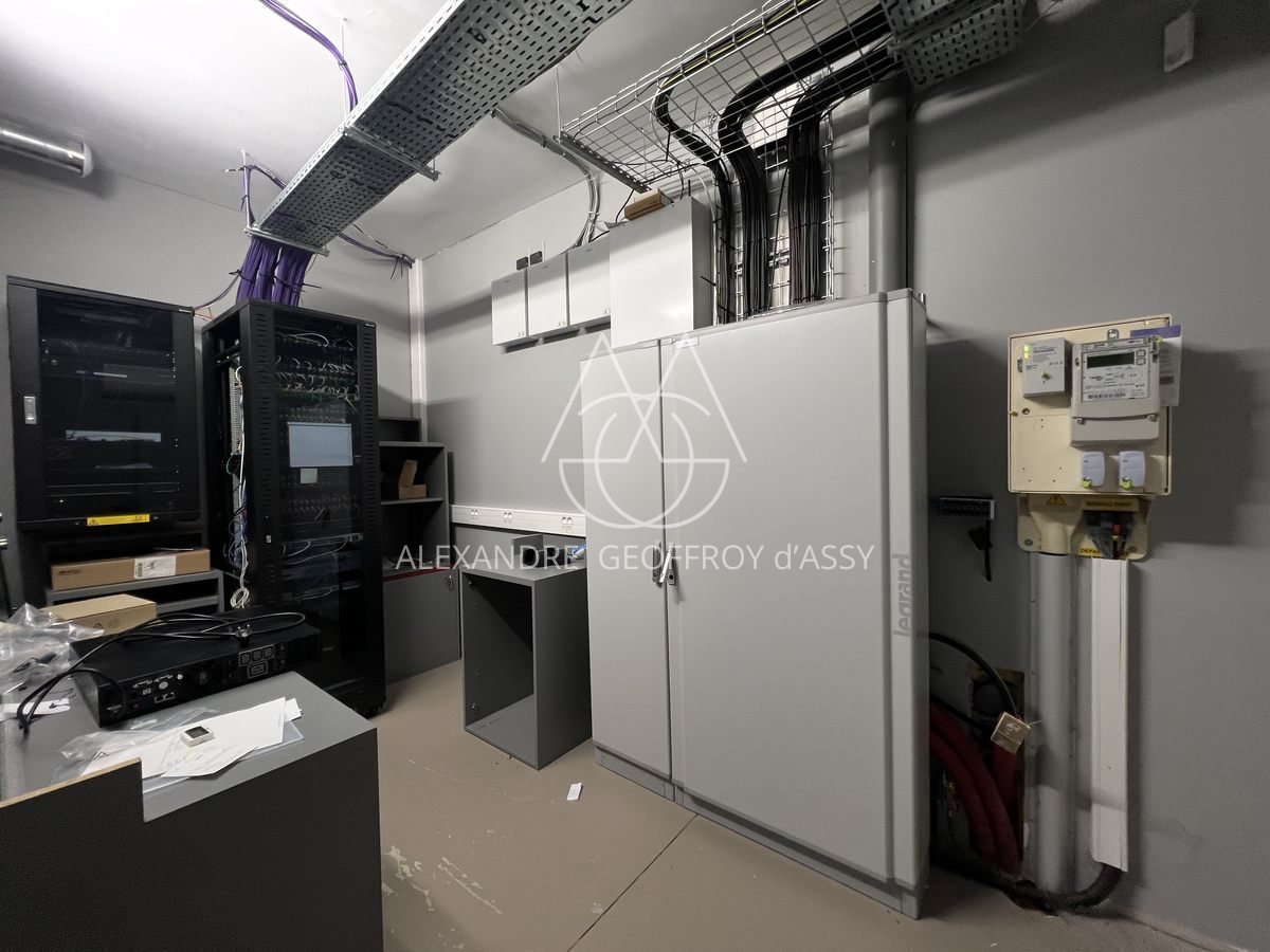 OPPORTUNITE Locaux bureaux et stockage TOURS, 3500 M², terrain 5000 M², Parking 100 places EMPLACEMENT N°1