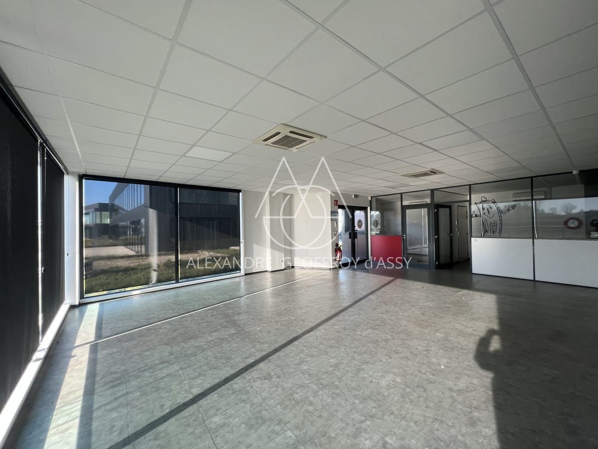OPPORTUNITE Locaux bureaux et stockage TOURS, 3500 M², terrain 5000 M², Parking 100 places EMPLACEMENT N°1