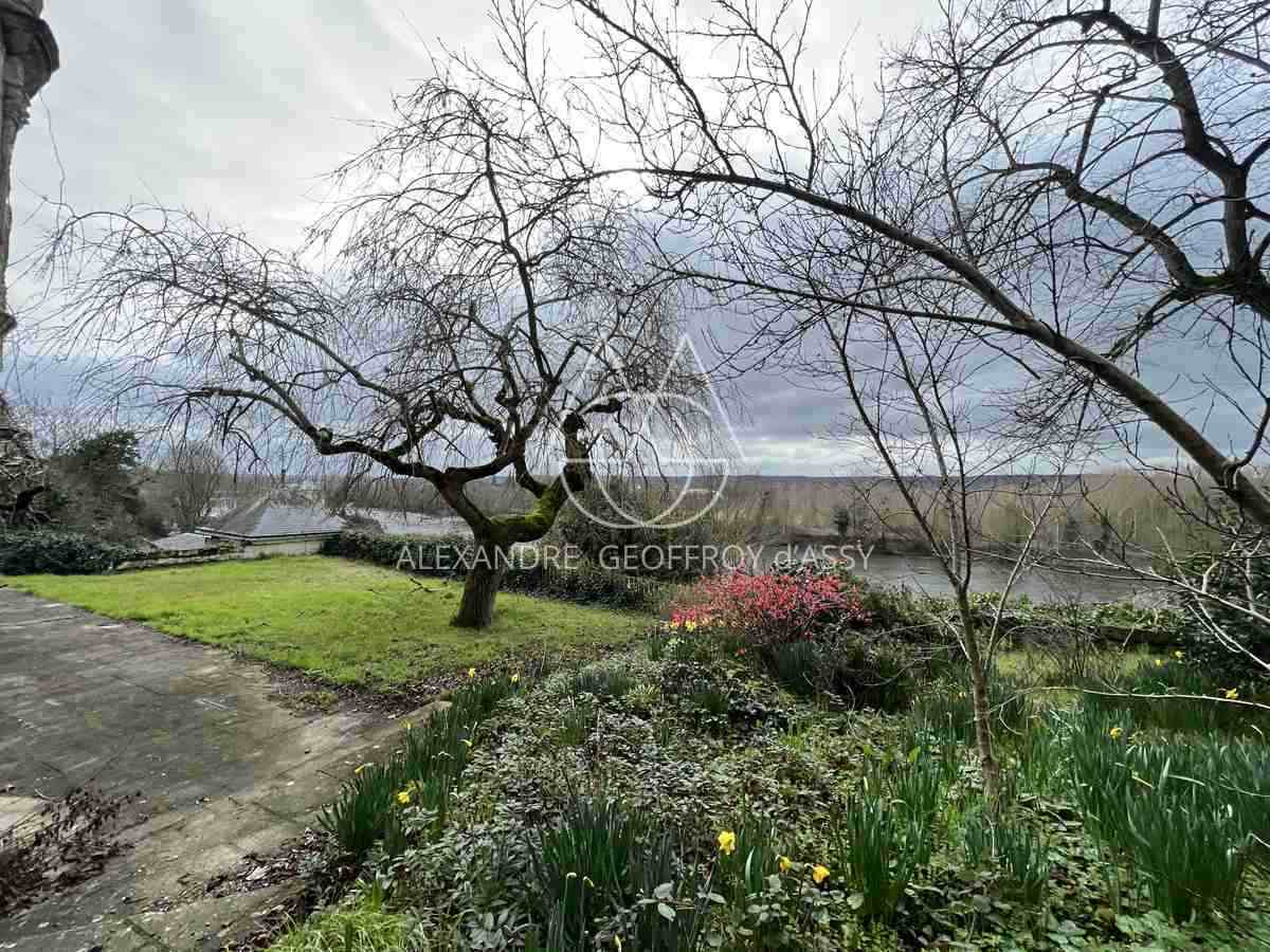 Château XIX° à restauré totalement, vue dominante sur la Vienne à deux pas du centre de CHINON