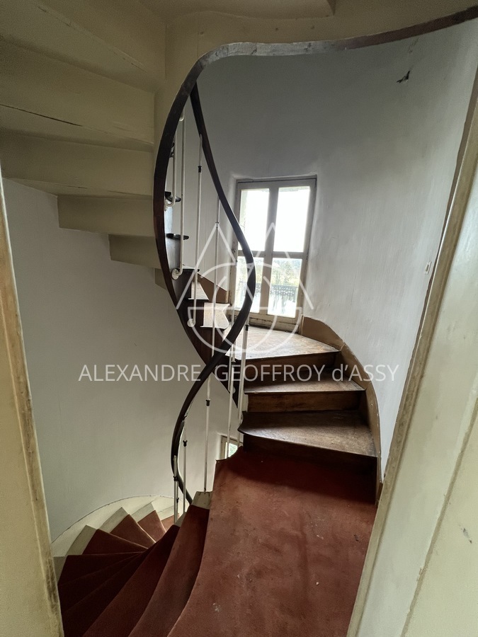 Château XIX° à restauré totalement, vue dominante sur la Vienne à deux pas du centre de CHINON