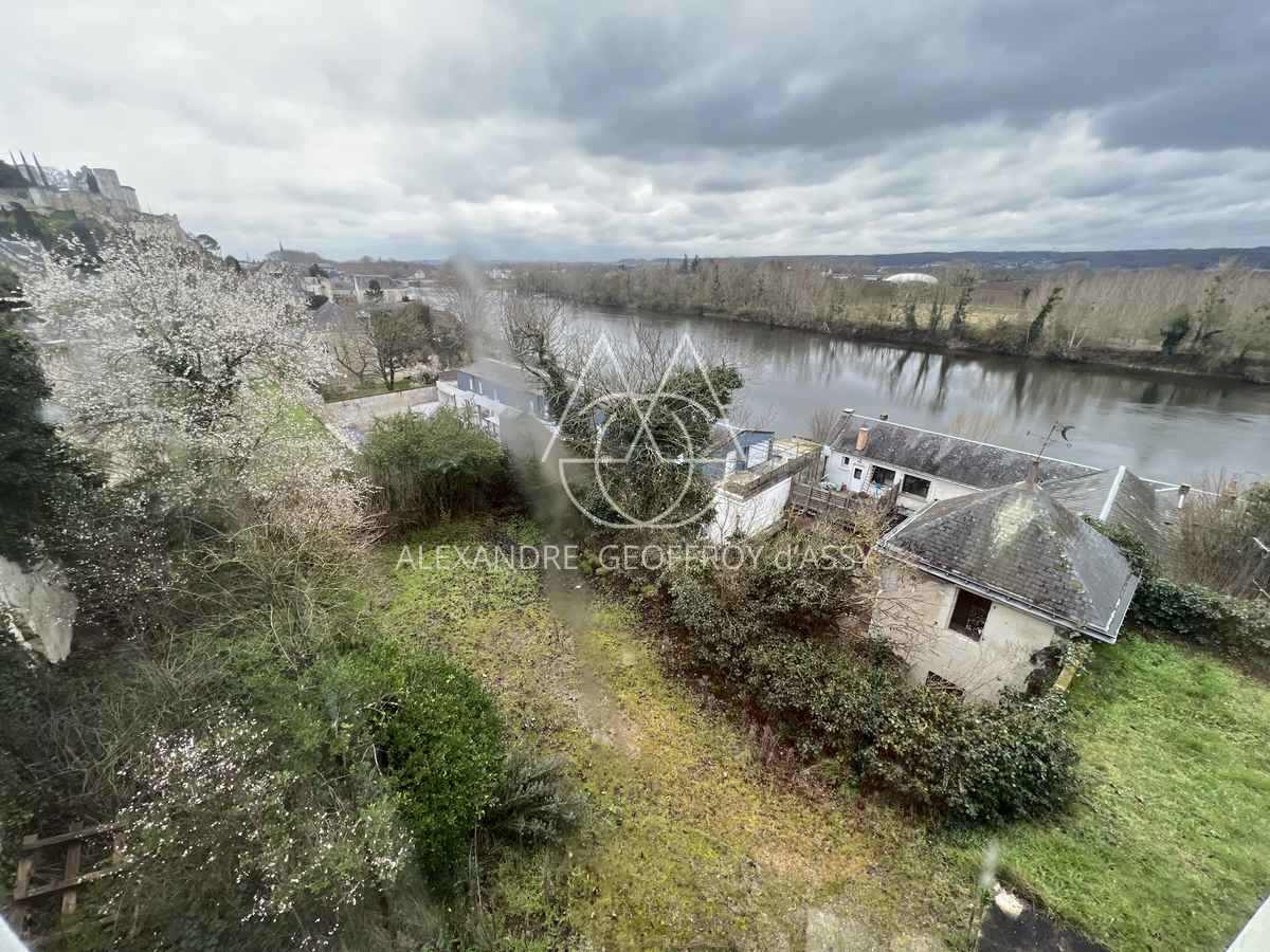 Château XIX° à restauré totalement, vue dominante sur la Vienne à deux pas du centre de CHINON