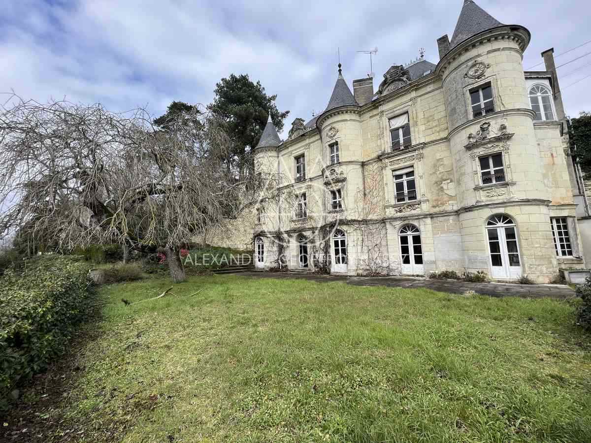 Château XIX° à restauré totalement, vue dominante sur la Vienne à deux pas du centre de CHINON