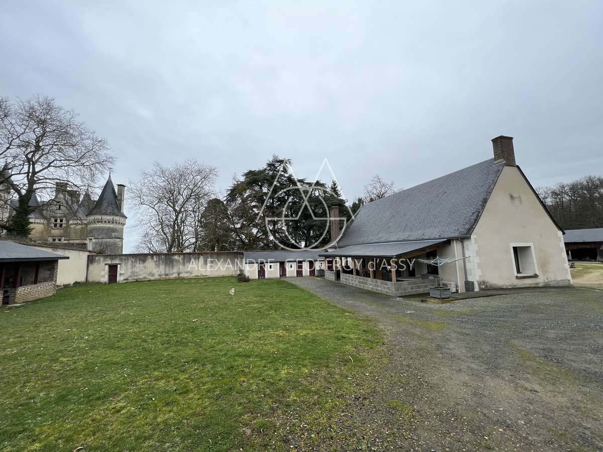 Sublime château XVème entre Le Mans et Tours sur 25 hectares.