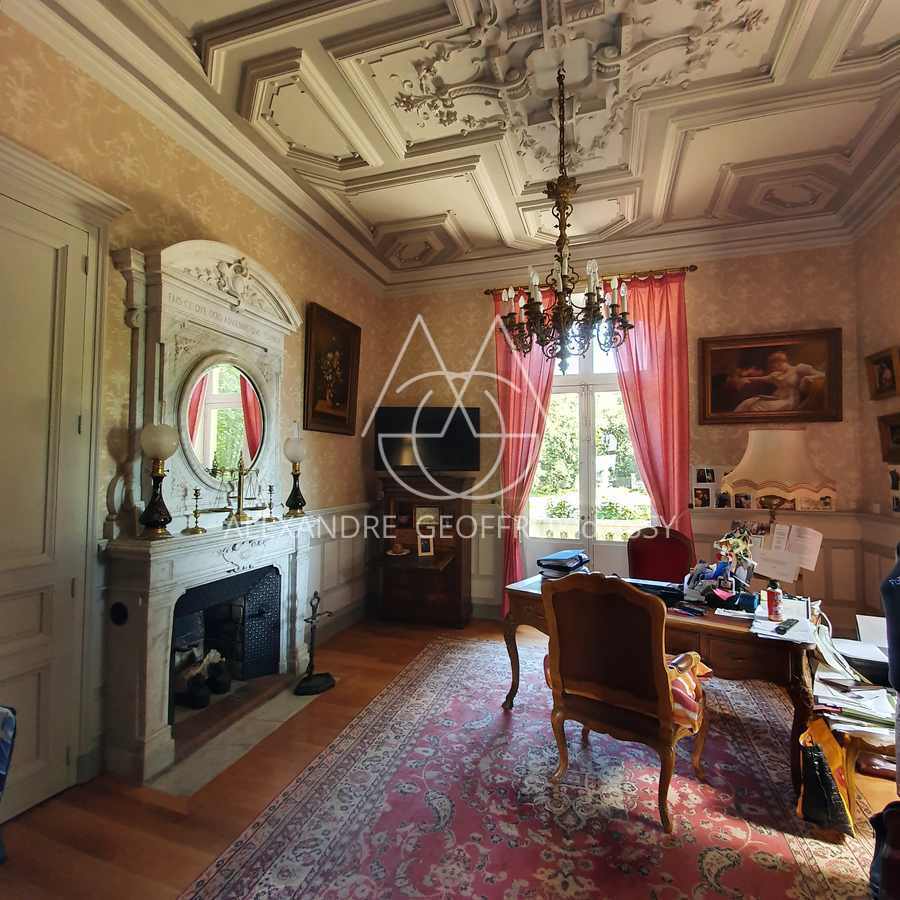 Manoir XIX° avec très nombreuses dépendances 29 hectares