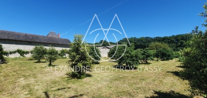Manoir XIX° avec très nombreuses dépendances 29 hectares