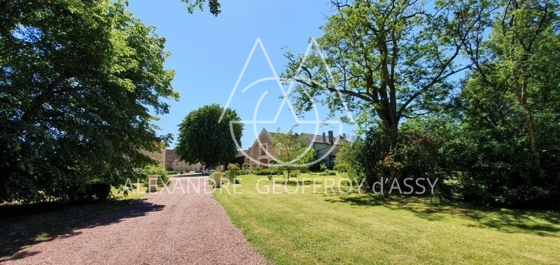 Manoir XIX° avec très nombreuses dépendances 29 hectares