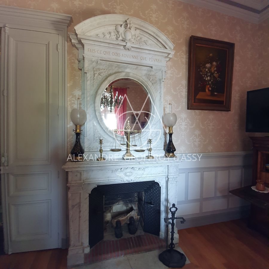 Manoir XIX° avec très nombreuses dépendances 29 hectares