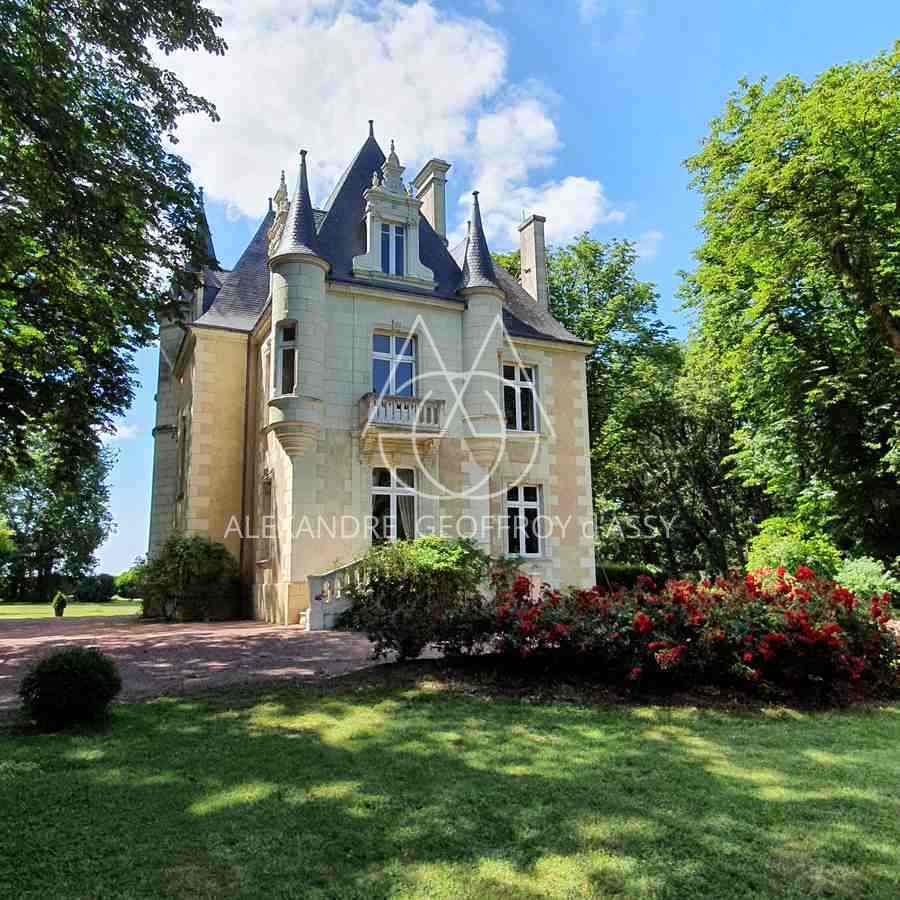 Manoir XIX° avec très nombreuses dépendances 29 hectares