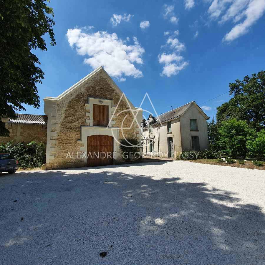 Manoir XIX° avec très nombreuses dépendances 29 hectares