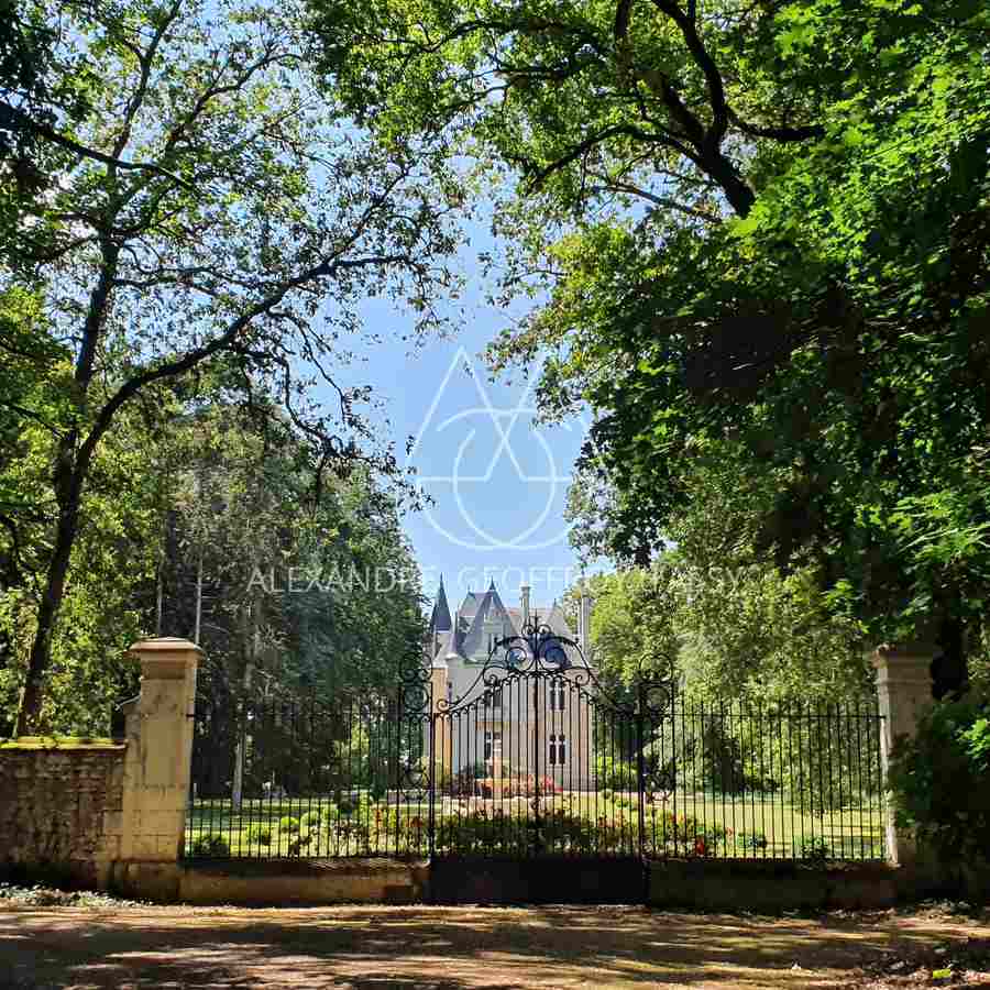 Manoir XIX° avec très nombreuses dépendances 29 hectares