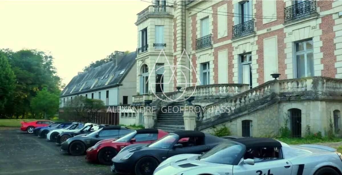 Château XIX° avec nombreux communs sur 8.1 hectares entre Le Mans et Tours