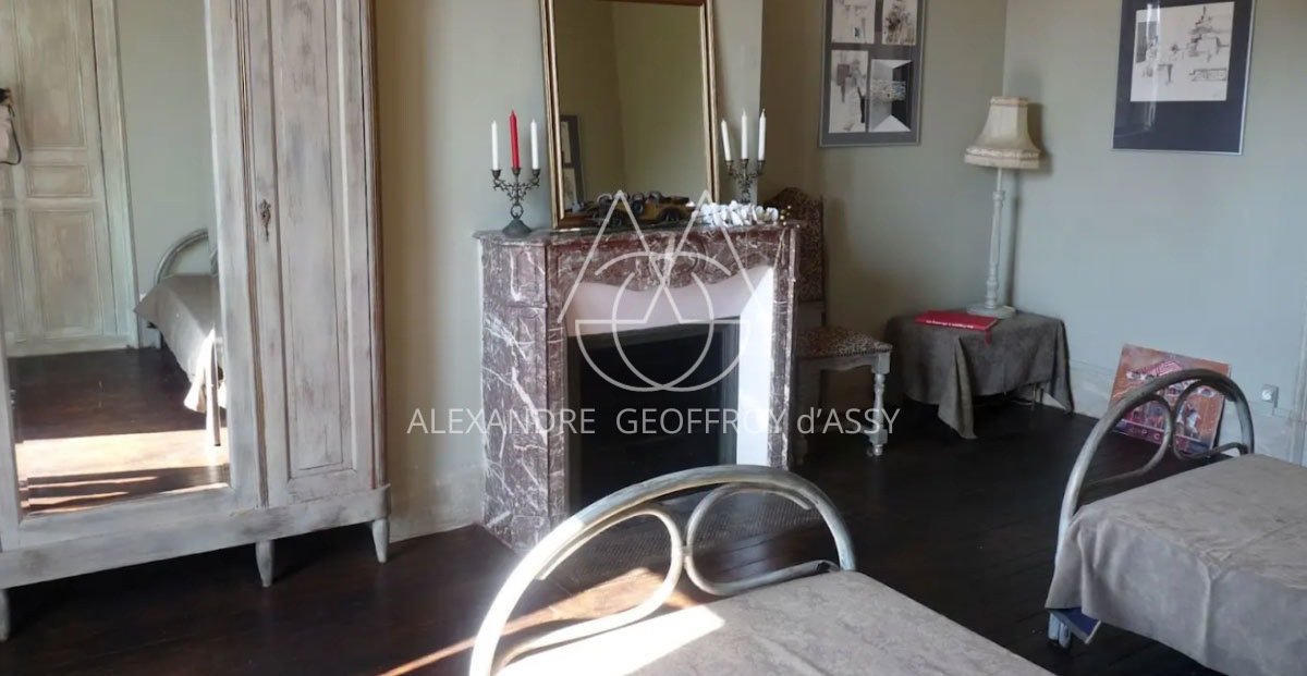 Château XIX° avec nombreux communs sur 8.1 hectares entre Le Mans et Tours