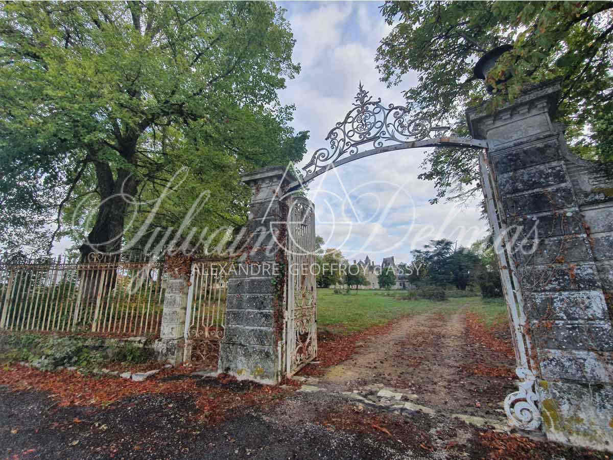 Chateau - 19e - 4400m² - A Restaurer