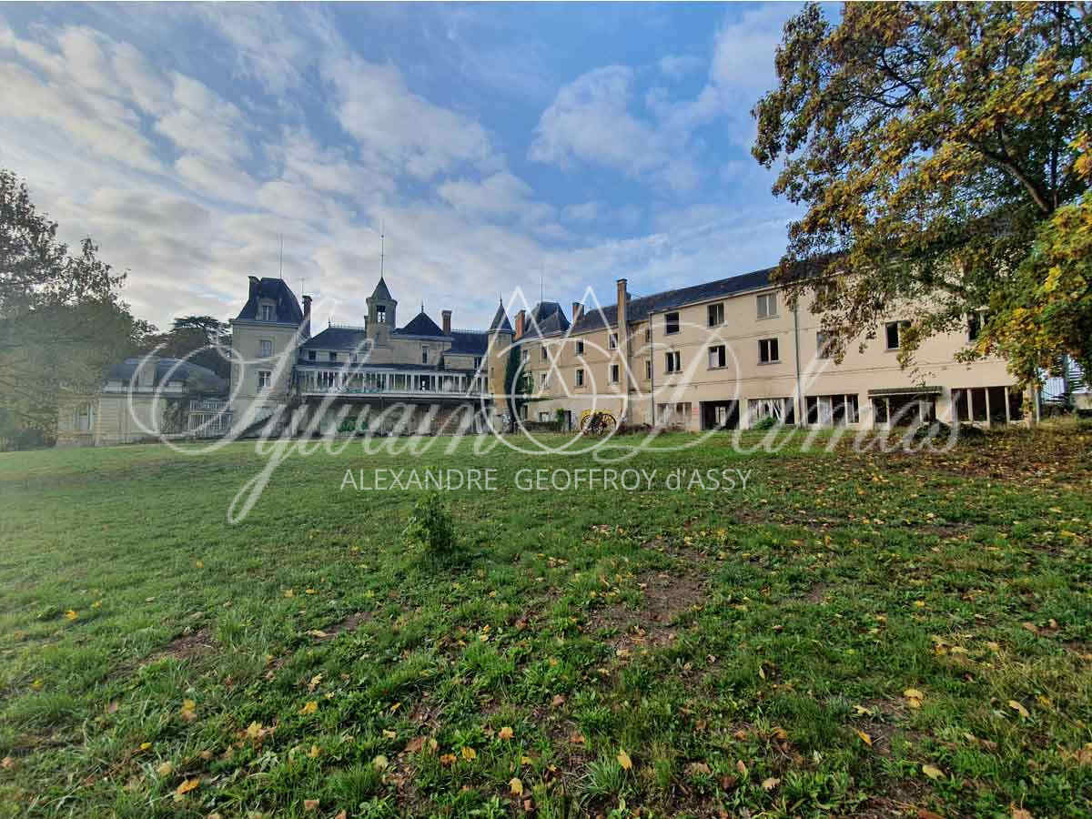 Chateau - 19e - 4400m² - A Restaurer