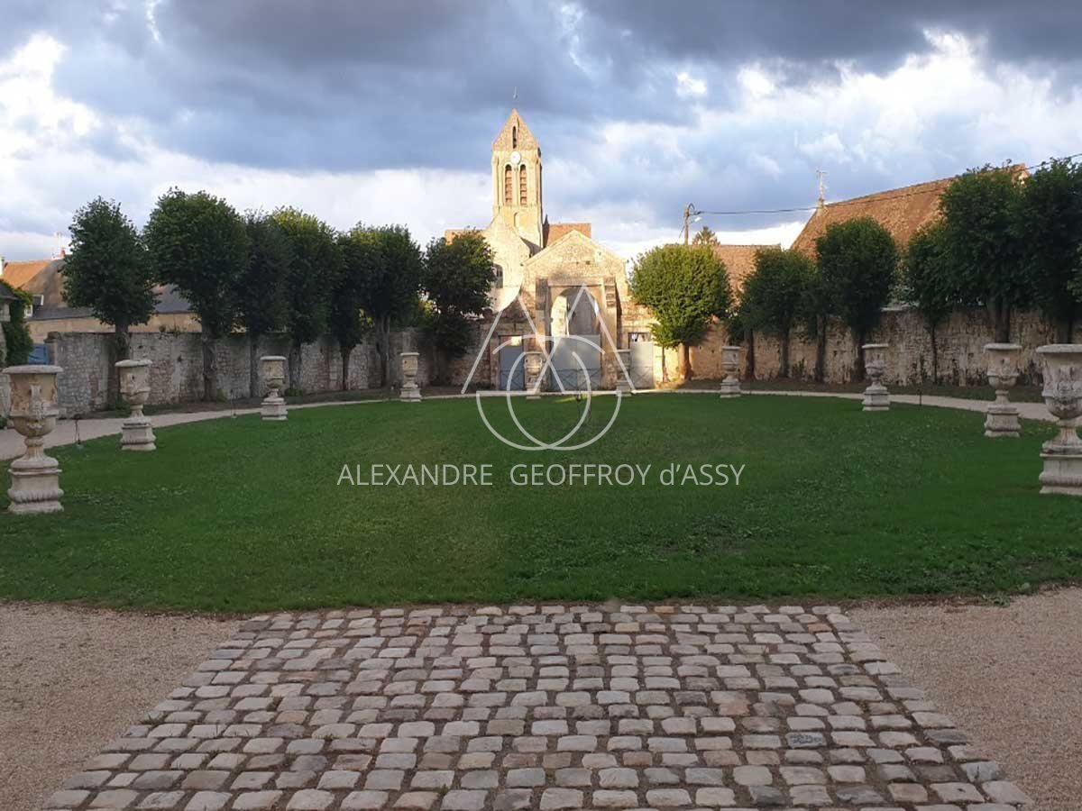 Chateau XVIIIe dans le Vexin - 1500m² - 8Ha
