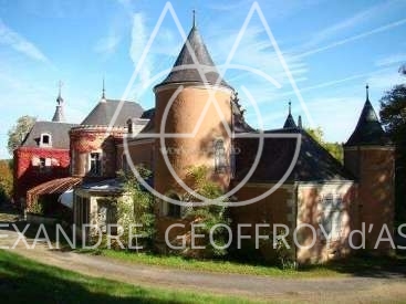 Château du XV° avec très nombreuses dépendances E.R.P.  300 personnes