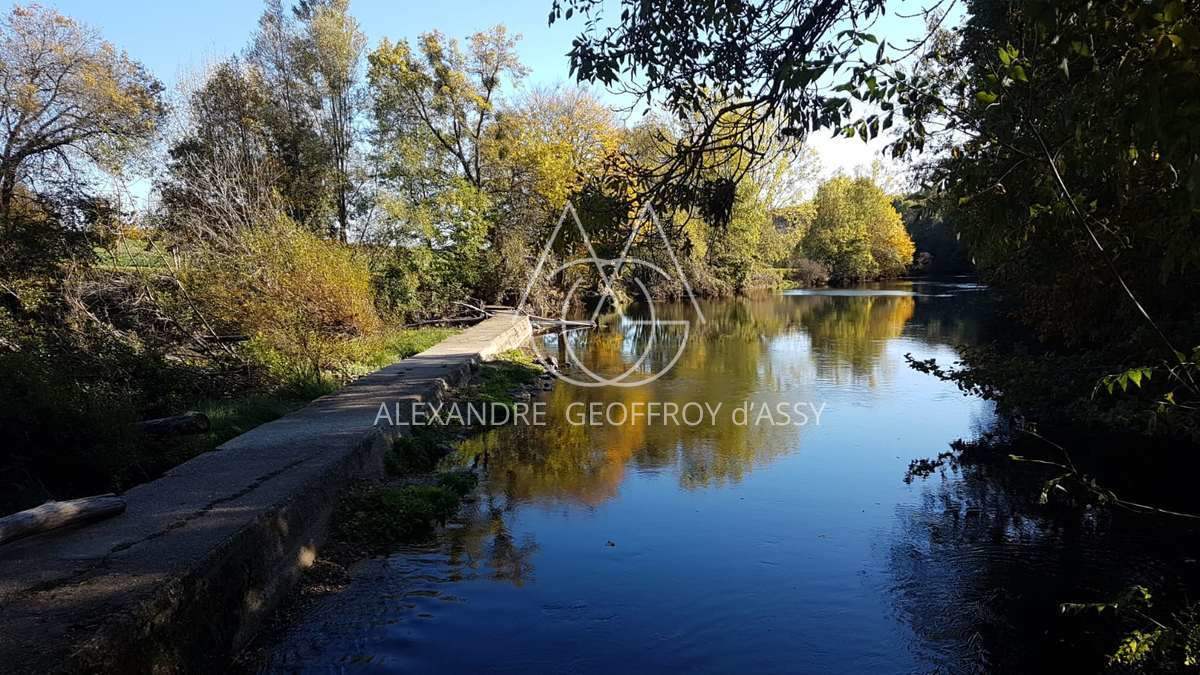Château du XV° avec très nombreuses dépendances E.R.P.  300 personnes