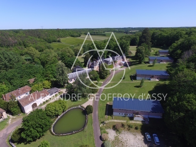 Château du XV° avec très nombreuses dépendances E.R.P.  300 personnes