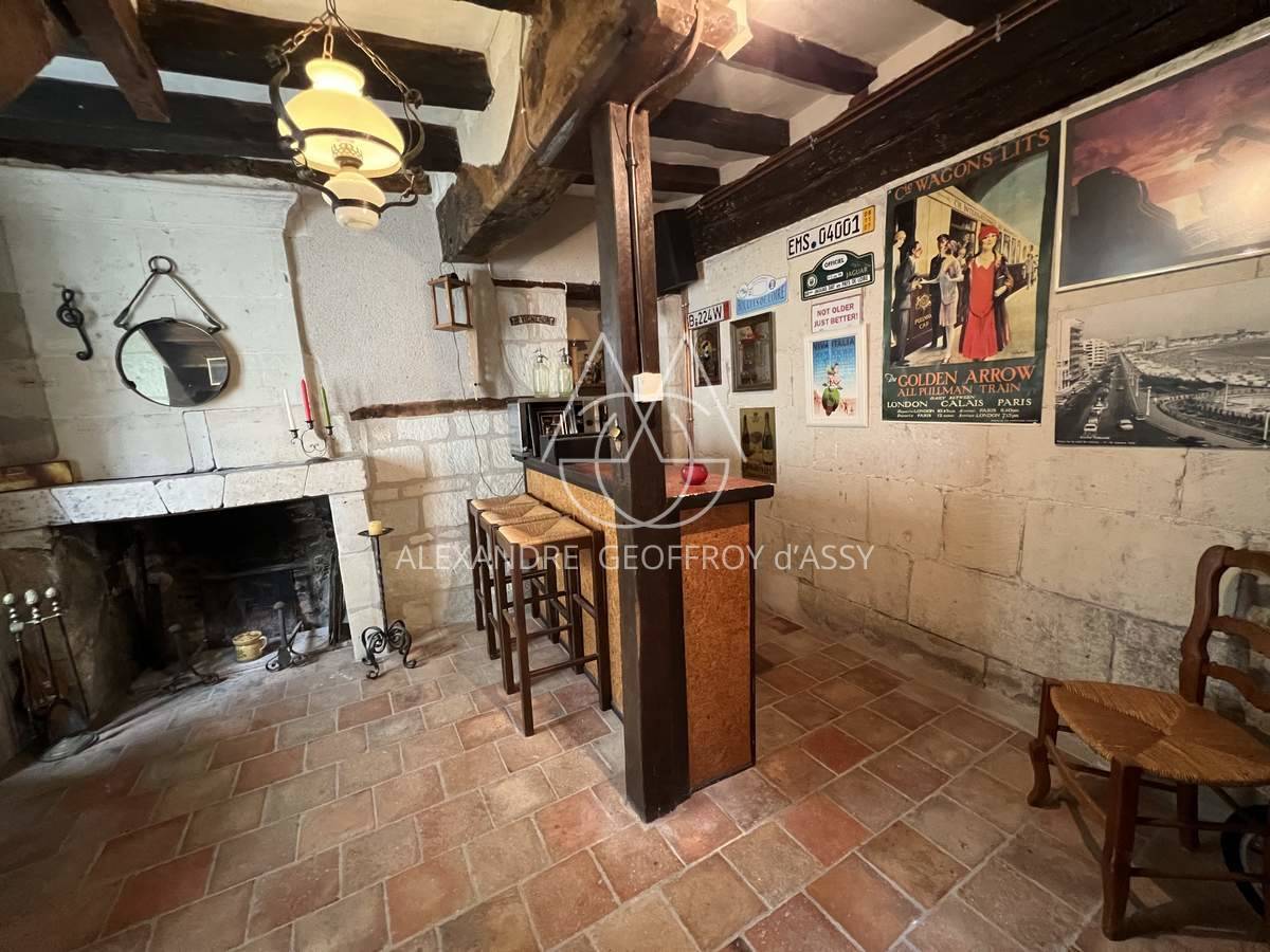 PROPRIETE DU XVI° EN PLEIN CENTRE DE CHINON 320 M²