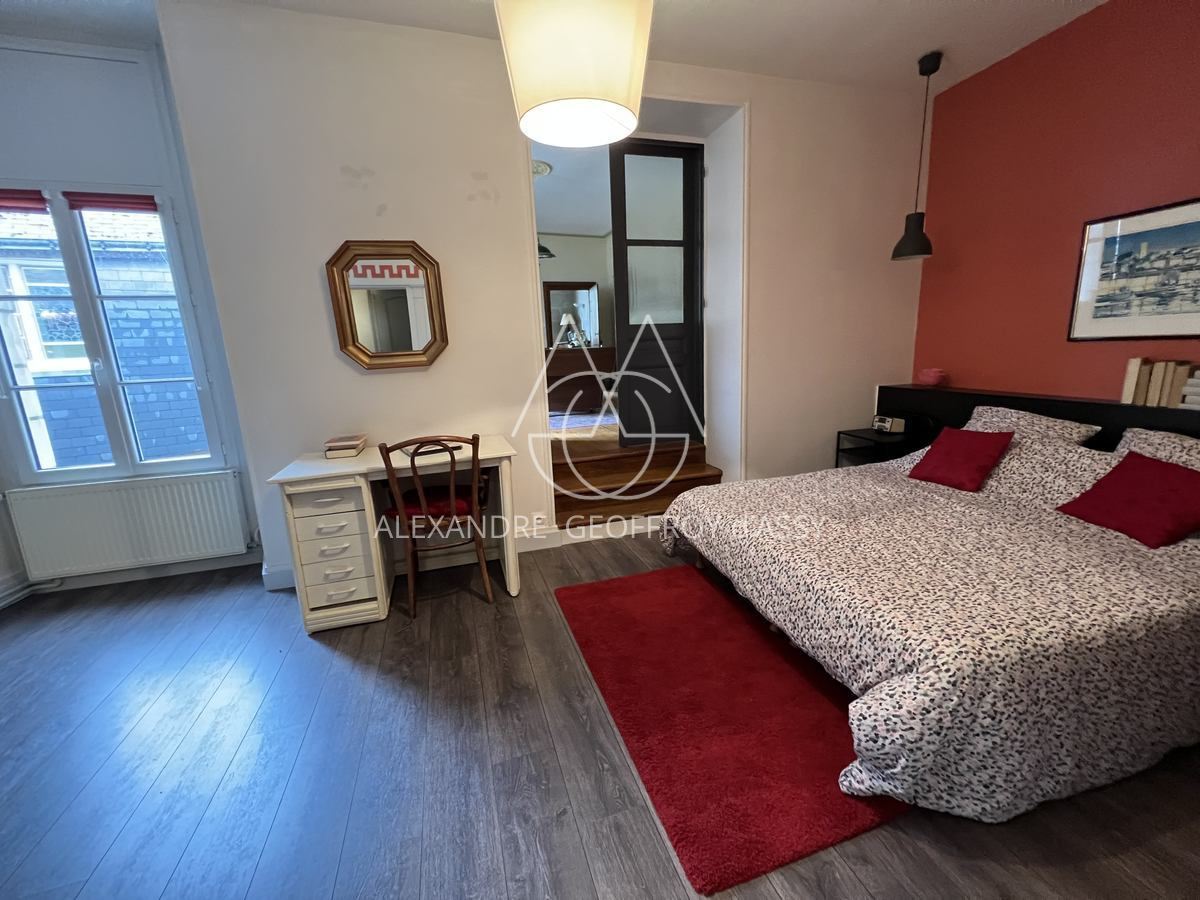 PROPRIETE DU XVI° EN PLEIN CENTRE DE CHINON 320 M²