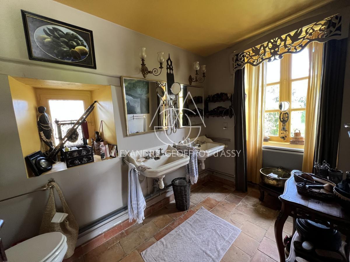 PROPRIETE DE CHARME 375 M²  à 20 minutes de TOURS sur 3 hectares