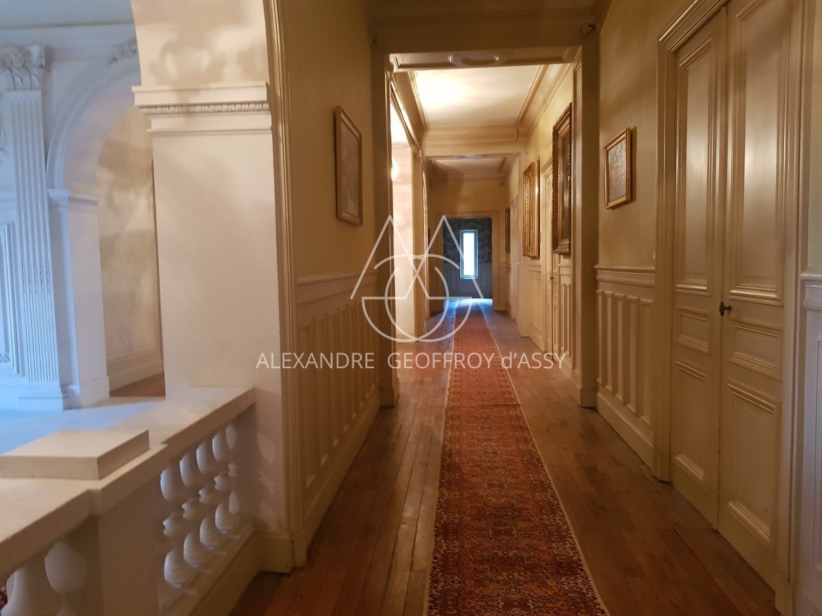 Chateau - 30 pièces - 1600m²