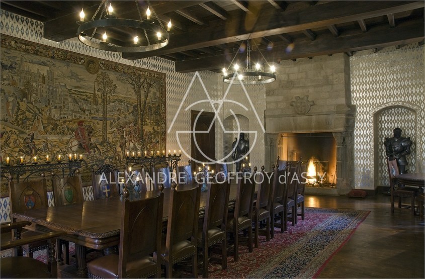 Un château médiéval Dans le Périgord du XIIe siècle situé sur un vaste domaine  avec une restauration complète qui honore son patrimoine. 