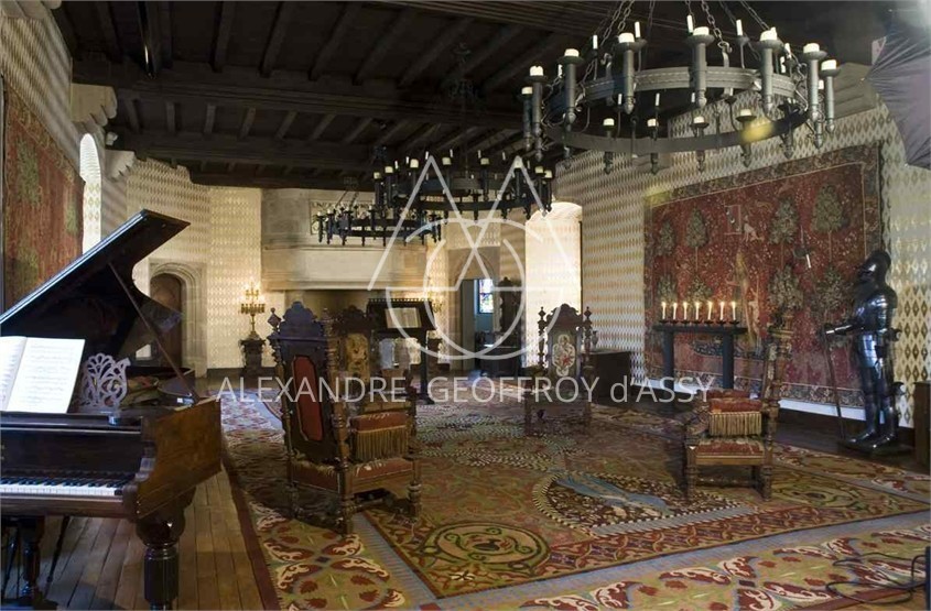 Un château médiéval Dans le Périgord du XIIe siècle situé sur un vaste domaine  avec une restauration complète qui honore son patrimoine. 