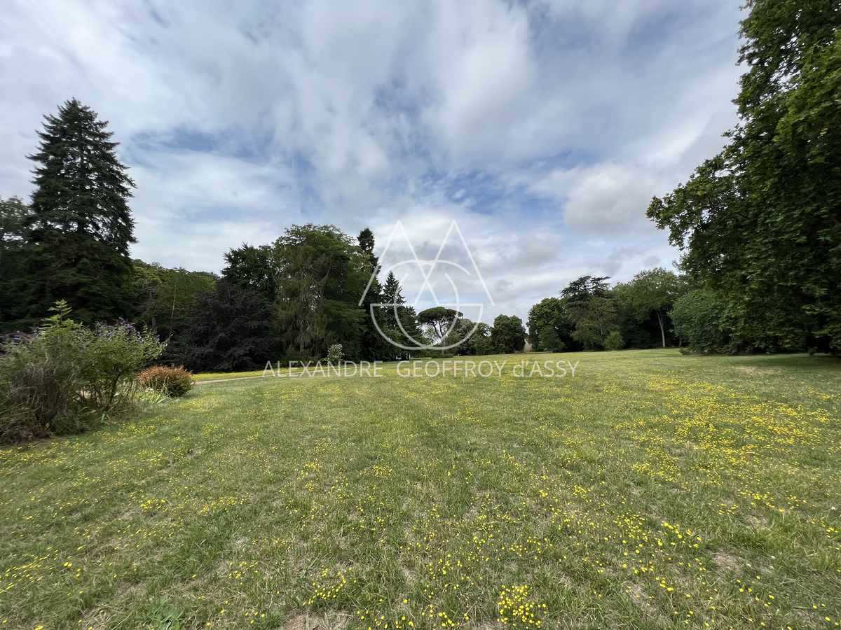 Magnifique château du XVII° à 120 KM de Paris centre.