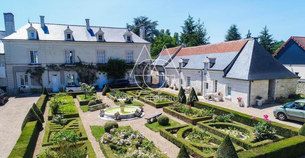 Sublime demeure du XVII et XVIII° entre Chinon et Tours en plein cœur d'une zone touristique et viticole.