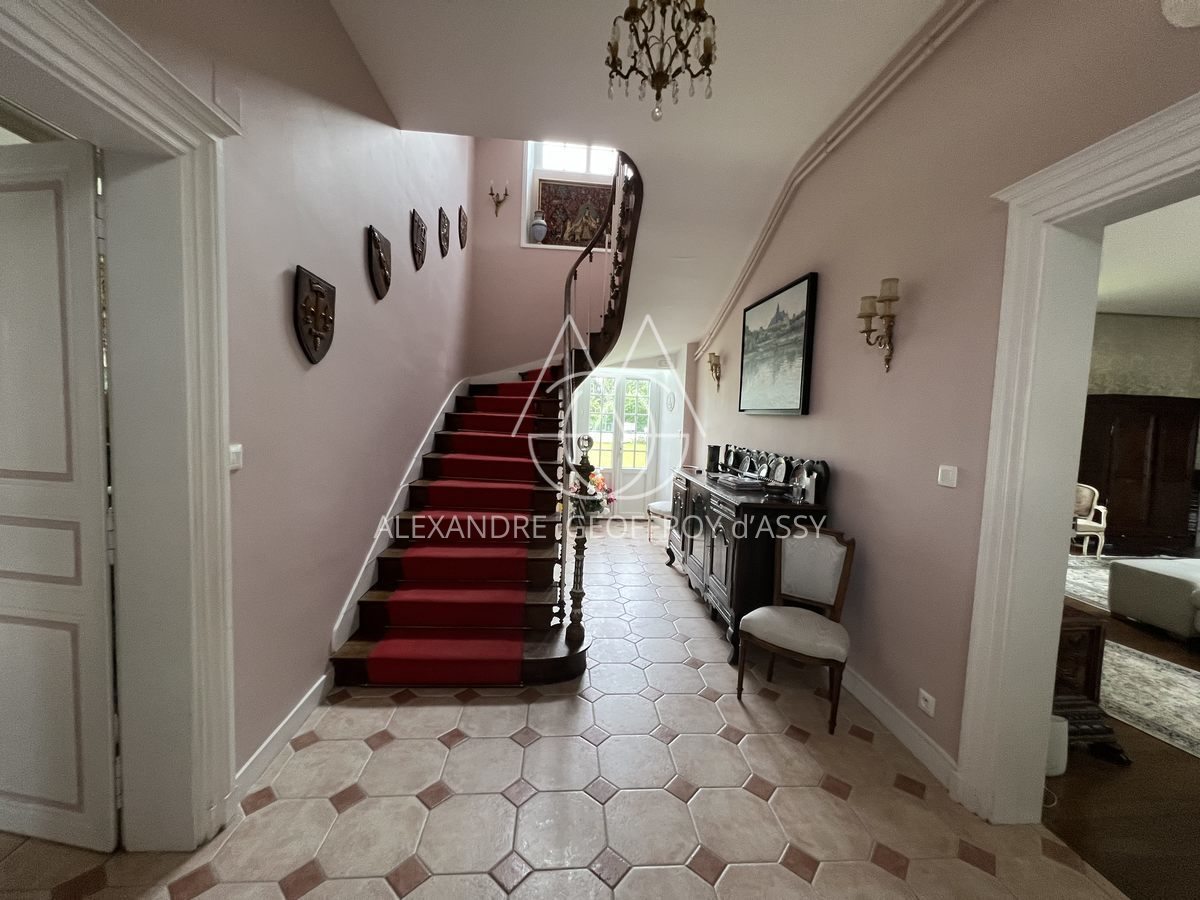 Sublime demeure du XVII et XVIII° entre Chinon et Tours en plein cœur d'une zone touristique et viticole.