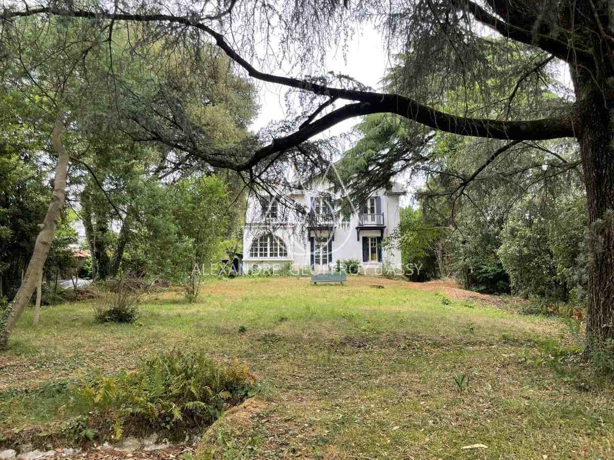 RARE - NANTES Quartier Tortière - Saint Donatien - Maison de Maître à rénover 