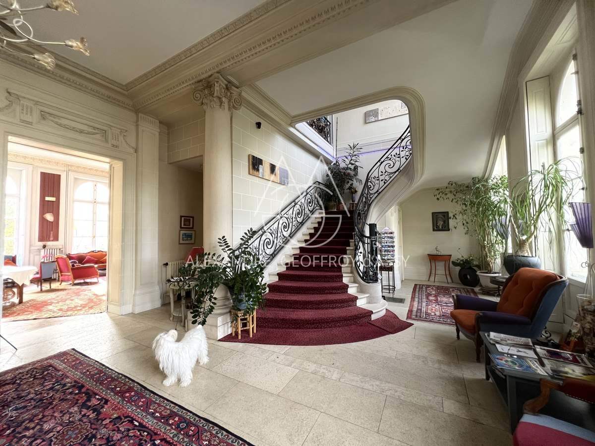 Rare hôtel particulier du XIX ème avec dépendances, 2000 M² sur un parc de 4700 m² en ville !!