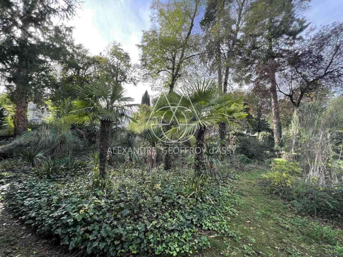 Rare hôtel particulier du XIX ème avec dépendances, 2000 M² sur un parc de 4700 m² en ville !!