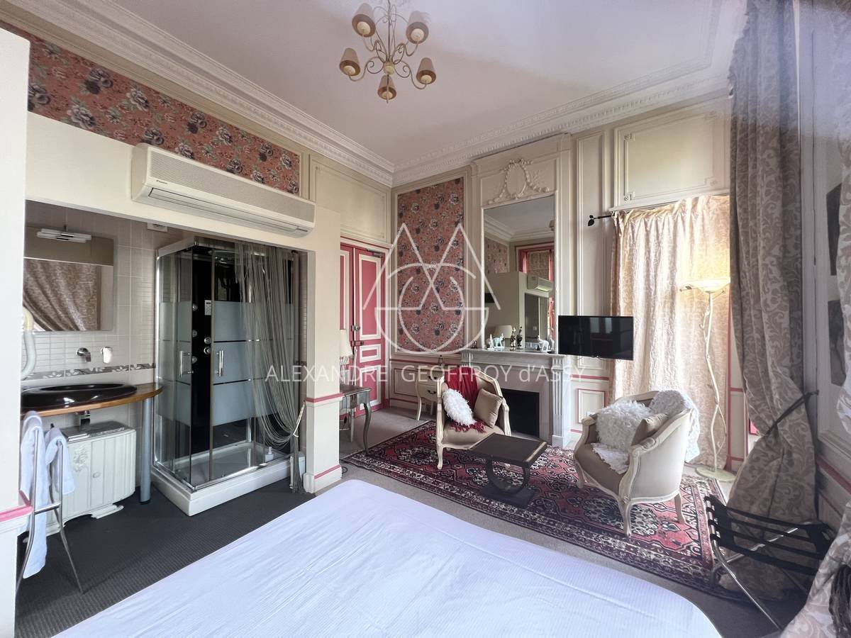 Rare hôtel particulier du XIX ème avec dépendances, 2000 M² sur un parc de 4700 m² en ville !!