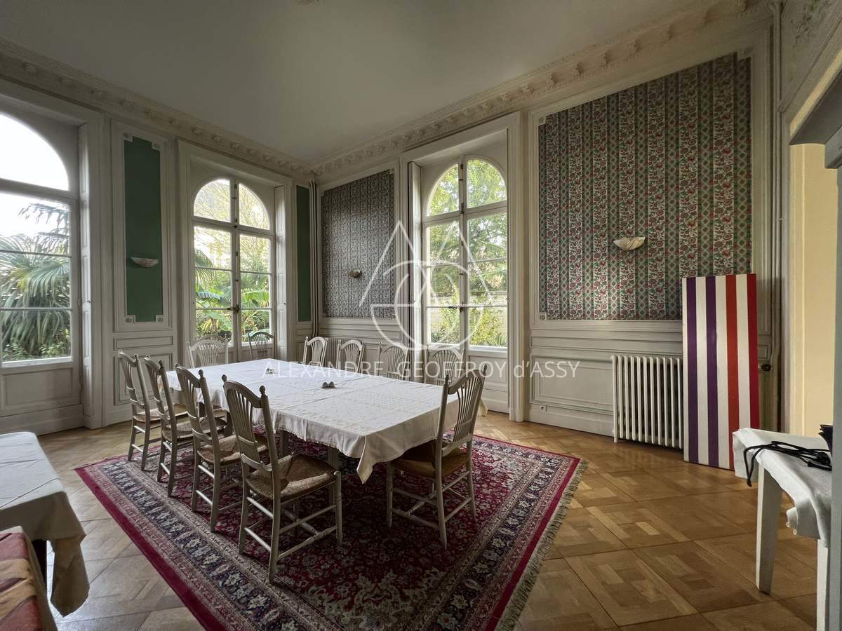 Rare hôtel particulier du XIX ème avec dépendances, 2000 M² sur un parc de 4700 m² en ville !!