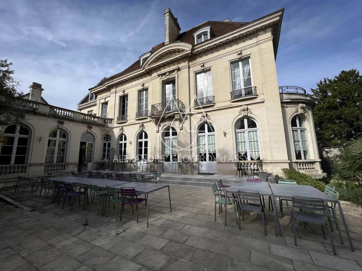 Rare hôtel particulier du XIX ème avec dépendances, 2000 M² sur un parc de 4700 m² en ville !!