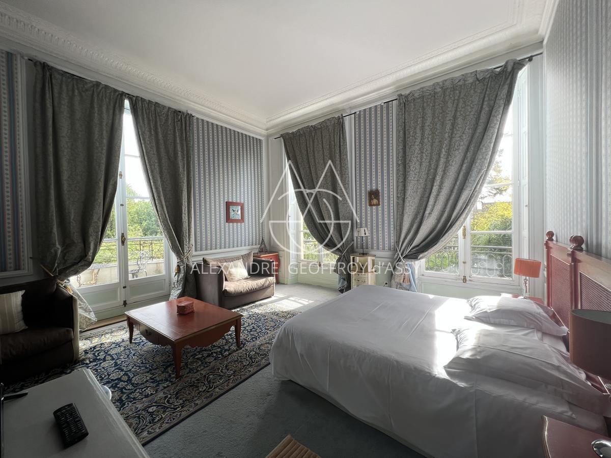 Rare hôtel particulier du XIX ème avec dépendances, 2000 M² sur un parc de 4700 m² en ville !!