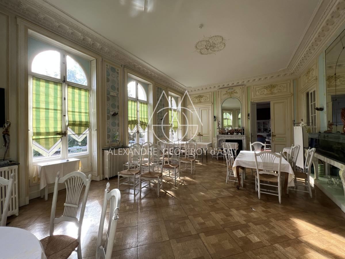 Rare hôtel particulier du XIX ème avec dépendances, 2000 M² sur un parc de 4700 m² en ville !!