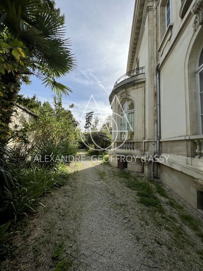 Rare hôtel particulier du XIX ème avec dépendances, 2000 M² sur un parc de 4700 m² en ville !!