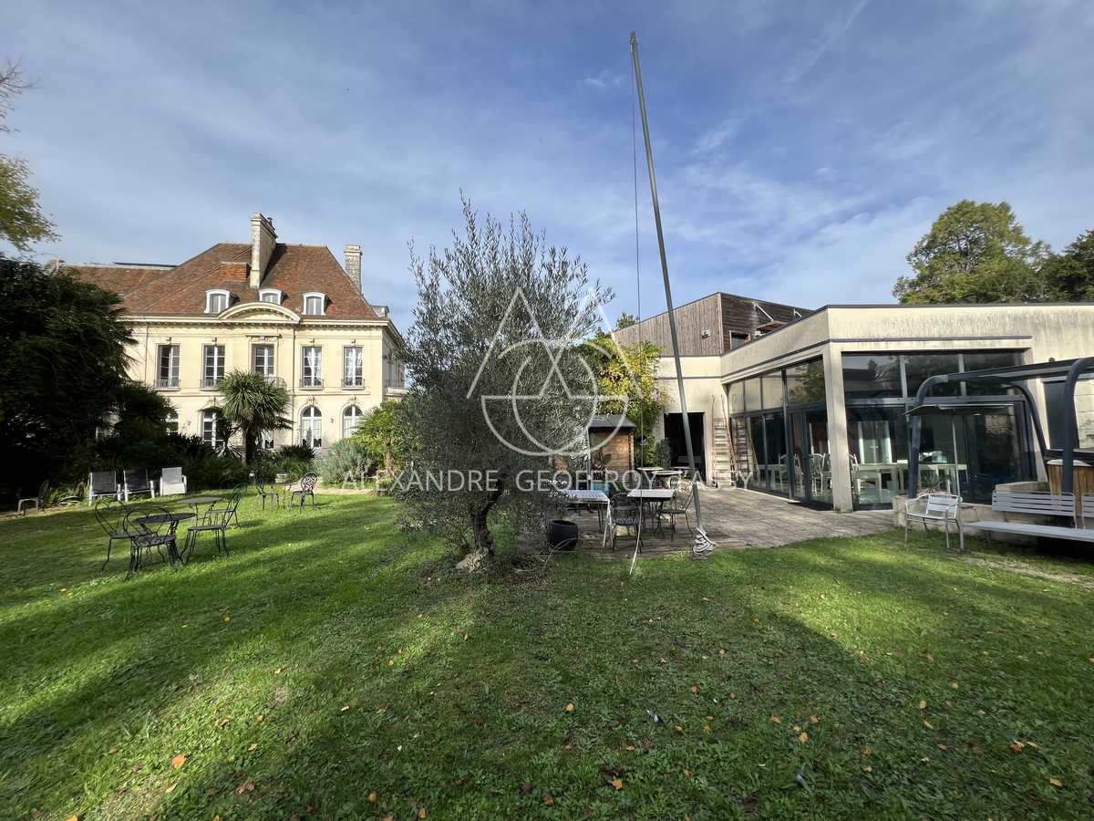 Rare hôtel particulier du XIX ème avec dépendances, 2000 M² sur un parc de 4700 m² en ville !!