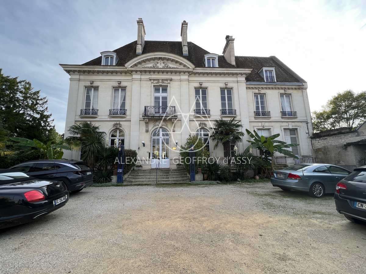 Rare hôtel particulier du XIX ème avec dépendances, 2000 M² sur un parc de 4700 m² en ville !!