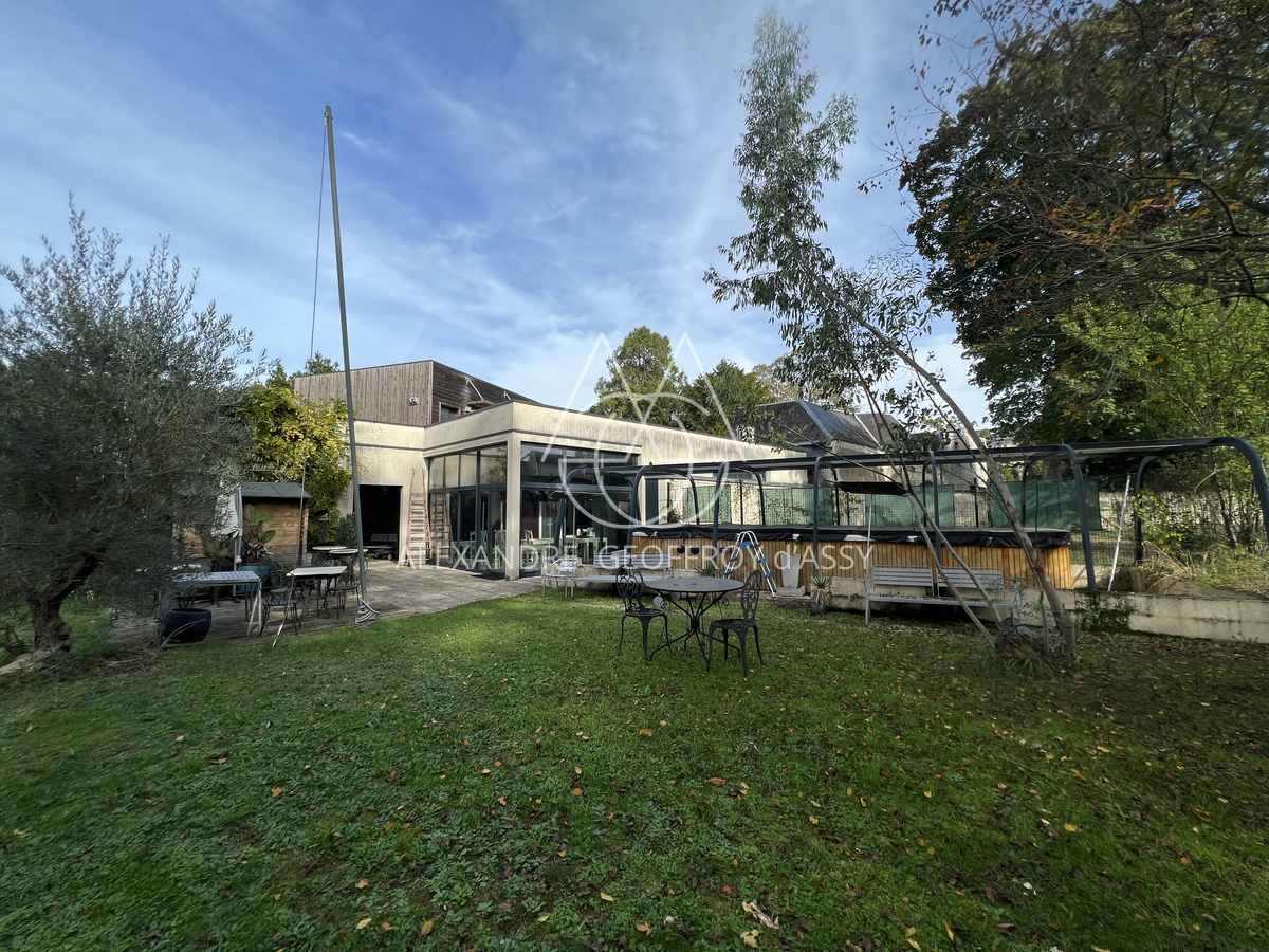 Rare hôtel particulier du XIX ème avec dépendances, 2000 M² sur un parc de 4700 m² en ville !!