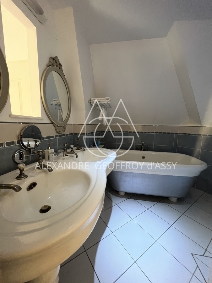 Rare hôtel particulier du XIX ème avec dépendances, 2000 M² sur un parc de 4700 m² en ville !!