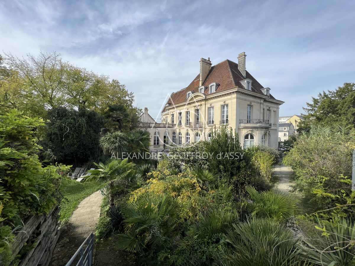 Rare hôtel particulier du XIX ème avec dépendances, 2000 M² sur un parc de 4700 m² en ville !!