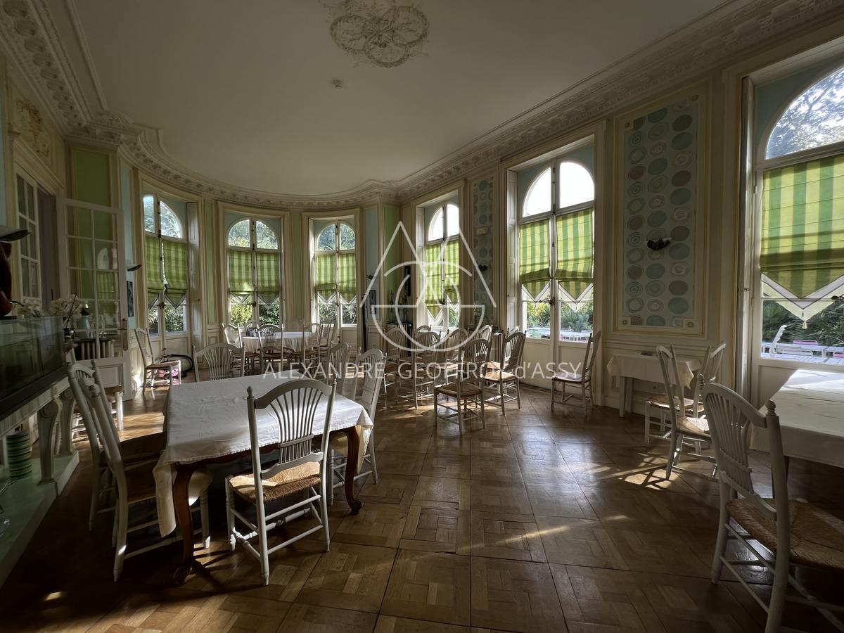 Rare hôtel particulier du XIX ème avec dépendances, 2000 M² sur un parc de 4700 m² en ville !!